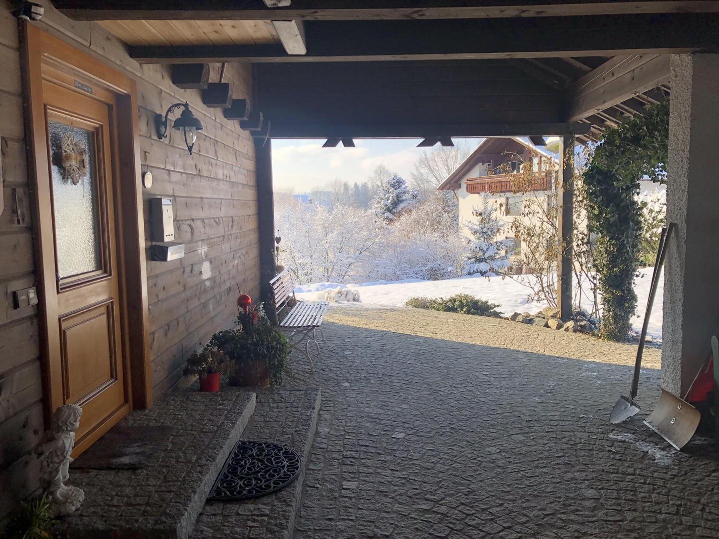 Terrasse unter Vordach