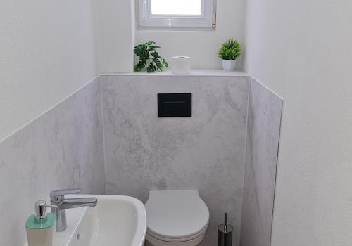 separates WC