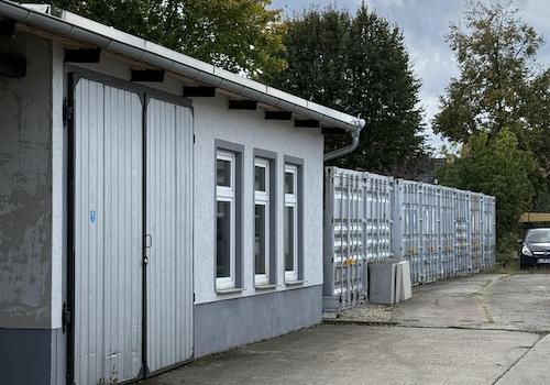 Halle links und Container