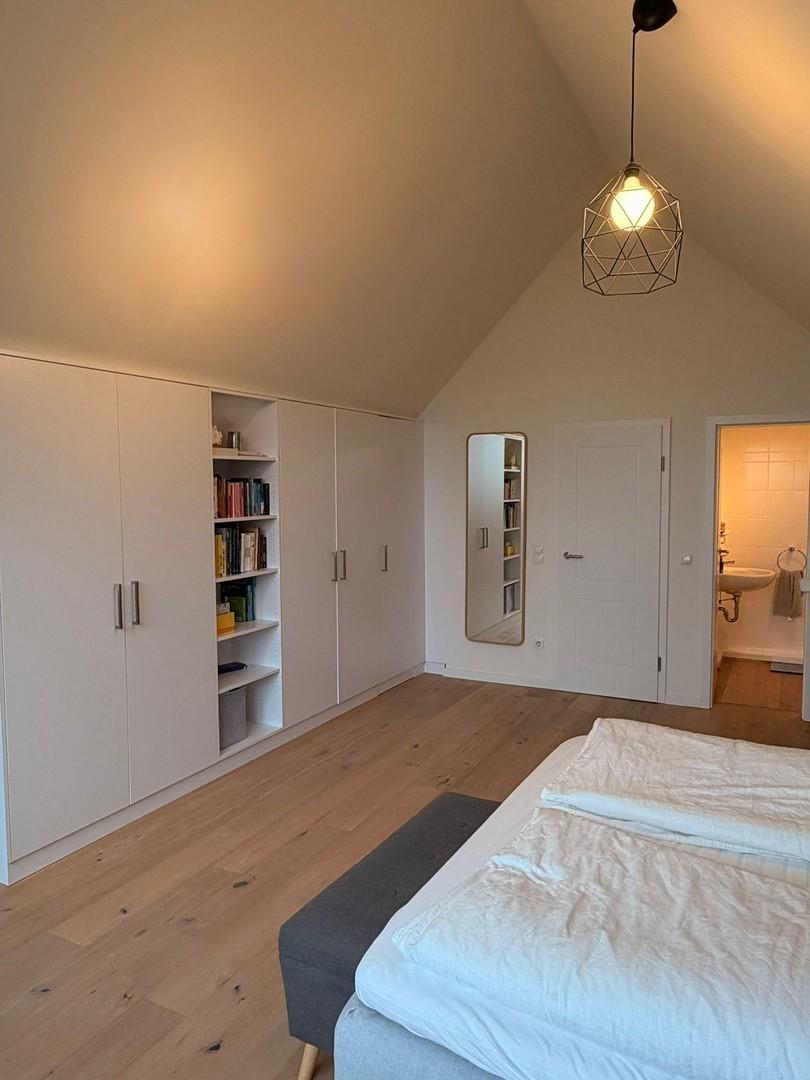 Zimmer oben und Bad