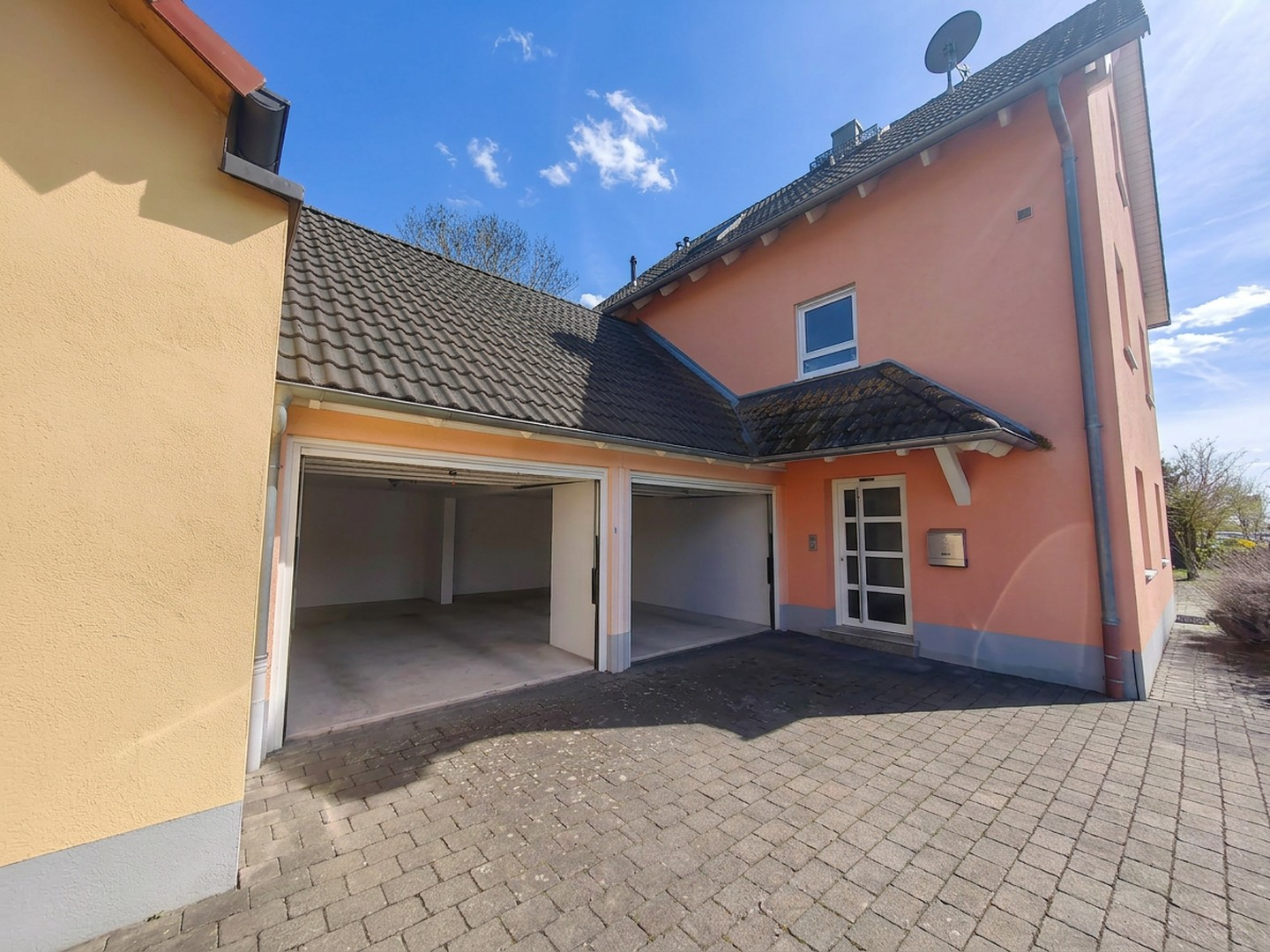 Einfahrt und Doppelgarage