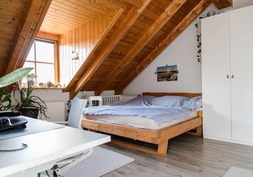 Schlafzimmer mit Holzdecke