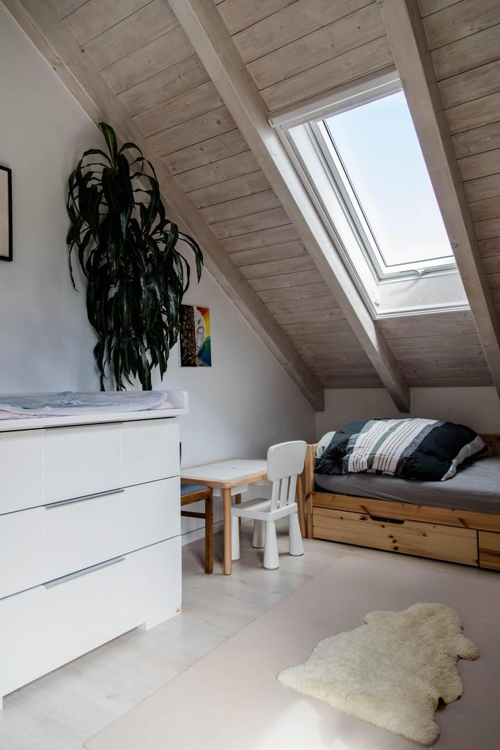 Kinderzimmer mit Dachfenster