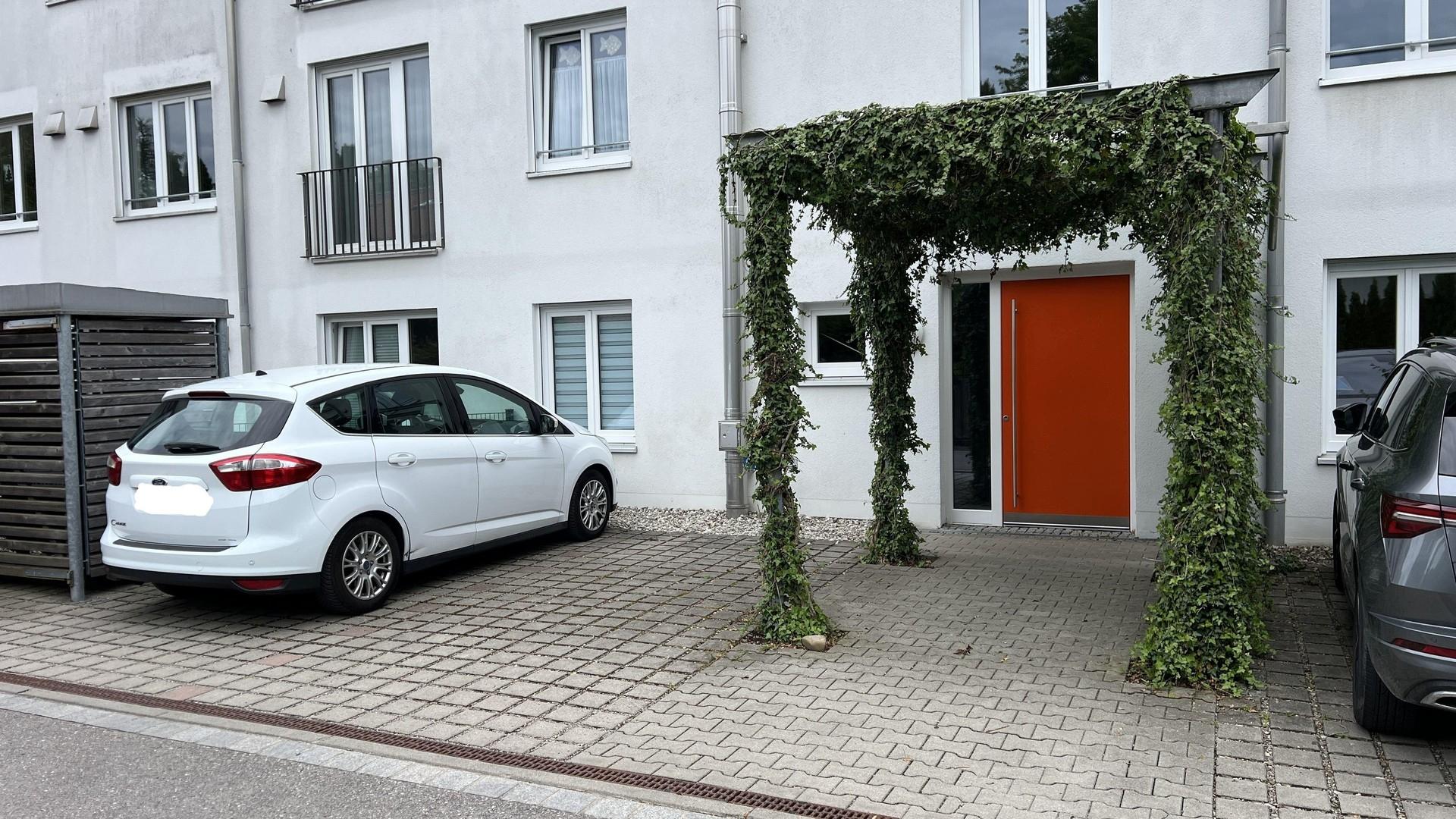 Hauseingang & Stellplatz