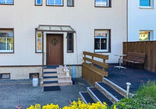 Terrasse am Hauseingang auf Ost