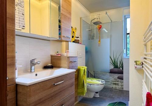 Bad mit Dusche, Fenster und WC