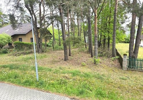 Blick von der rechten Straßenecke auf das Grundstück