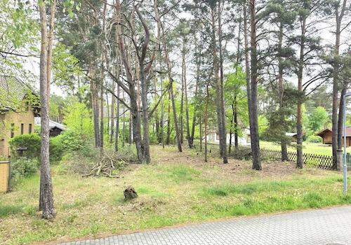 Blick von der linken Straßenecke auf das Grundstück