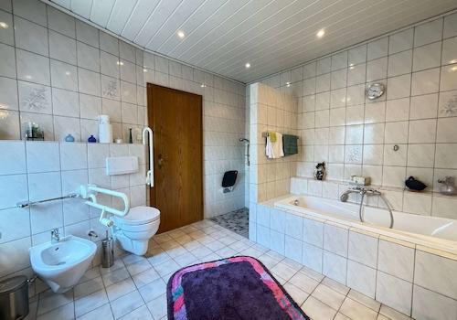 Bad mit Badewanne
