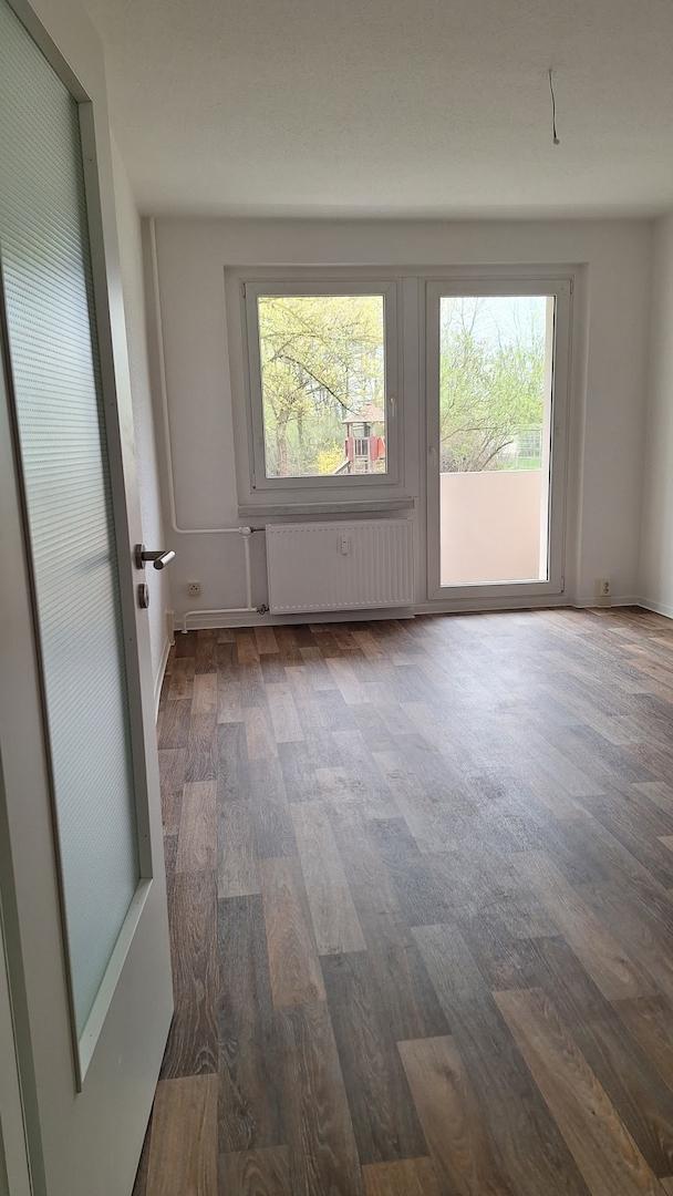 Wohnzimmer mit Balkon