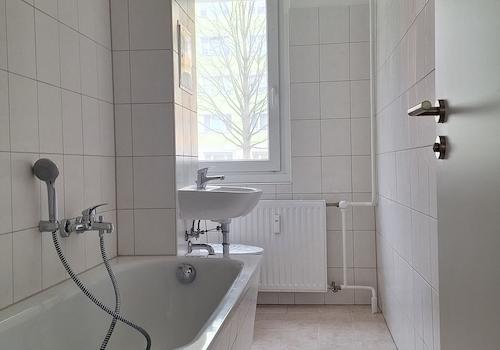 Bad mit Wanne und Fenster