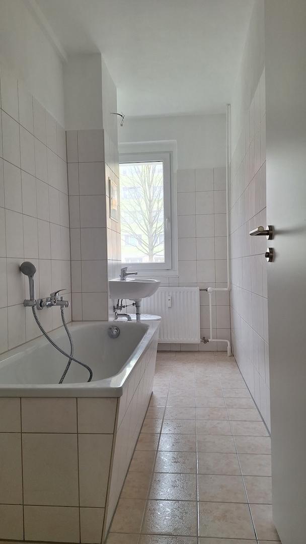 Bad mit Wanne und Fenster