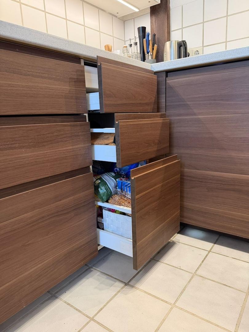 Einbauküche Detailaufnahme mit Auszügen
