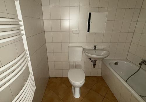 gefliestes Bad mit Wanne