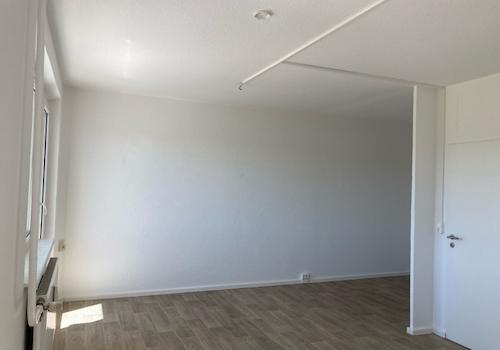 Wohnzimmer mit offener Küche
