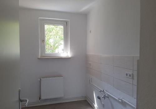 Küche mit Fenster und Fliesenspiegel