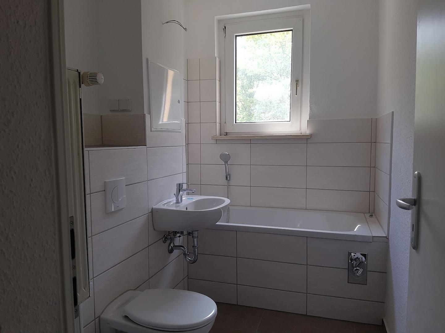 Tageslichtbad mit Wanne
