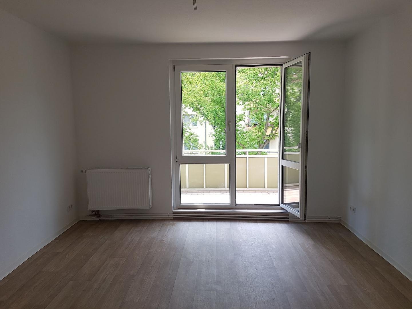 Wohnzimmer mit Balkon