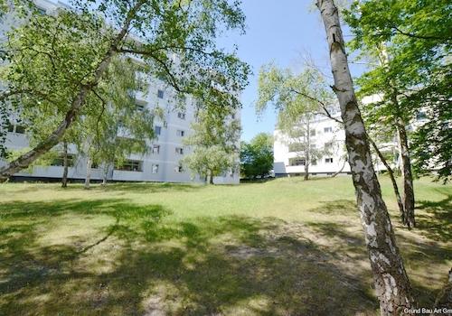 Großer Garten mit Spielplatz