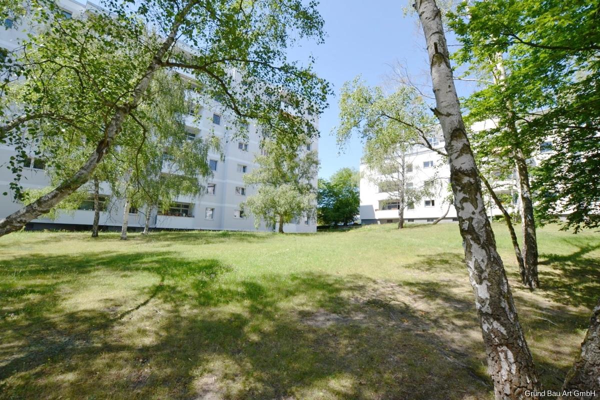 Großer Garten mit Spielplatz