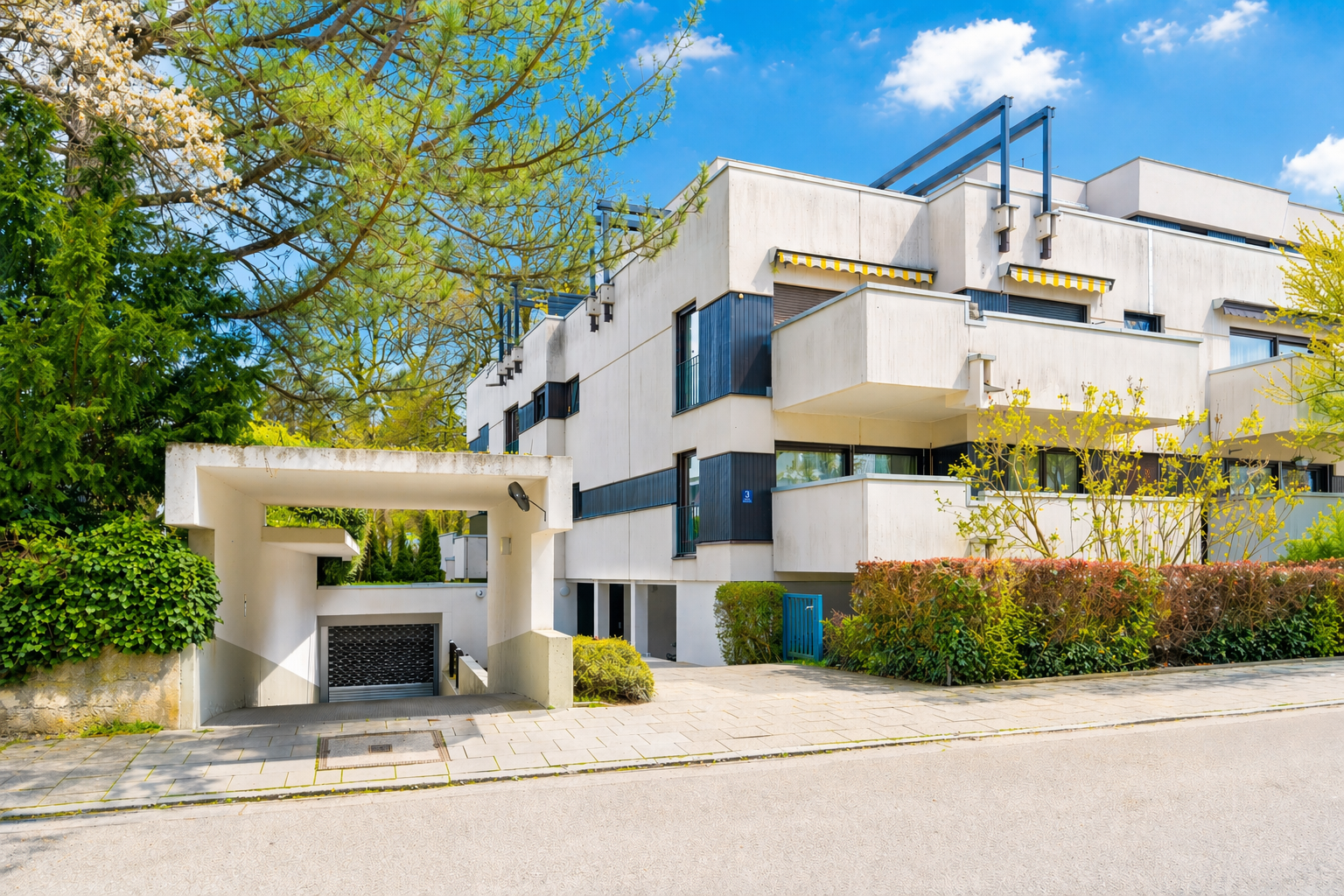 Gebäude von außen mit TG Zufahrt