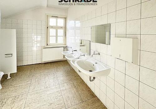 ...auch mit Sanitär ausgestattet