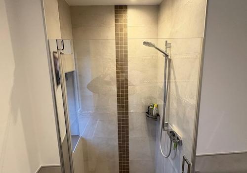 Breite Dusche mit Fenster
