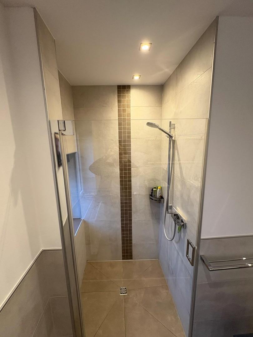 Breite Dusche mit Fenster