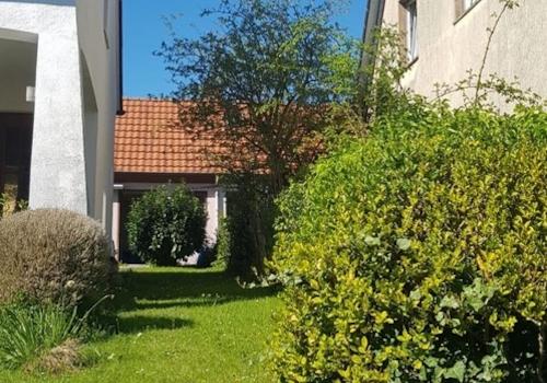 rechts vom Haus