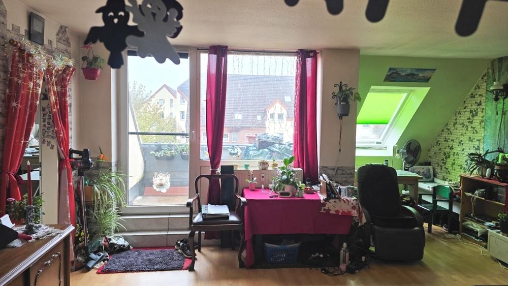 Wohnzimmer mit Austritt zur Loggia