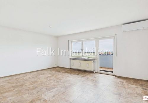 Wohn-/Esszimmer mit Klimagerät und Zugang Loggia