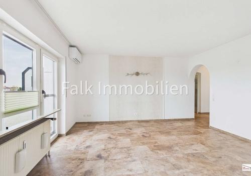 Wohn-/Esszimmer mit Klimagerät und Zugang Loggia