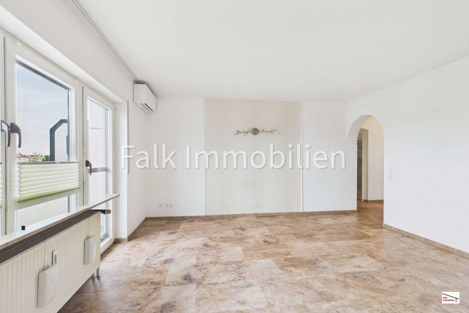 Wohn-/Esszimmer mit Klimagerät und Zugang Loggia