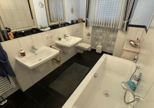 39 Bad EG mit Wanne
