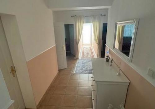 51 Keller Flur zum Eingang zur ELW