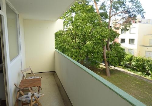 großer Balkon ins Grüne