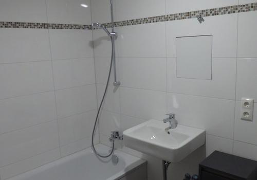 Waschbecken und Badewanne