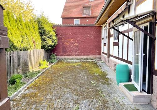 HINTER DEM HAUS