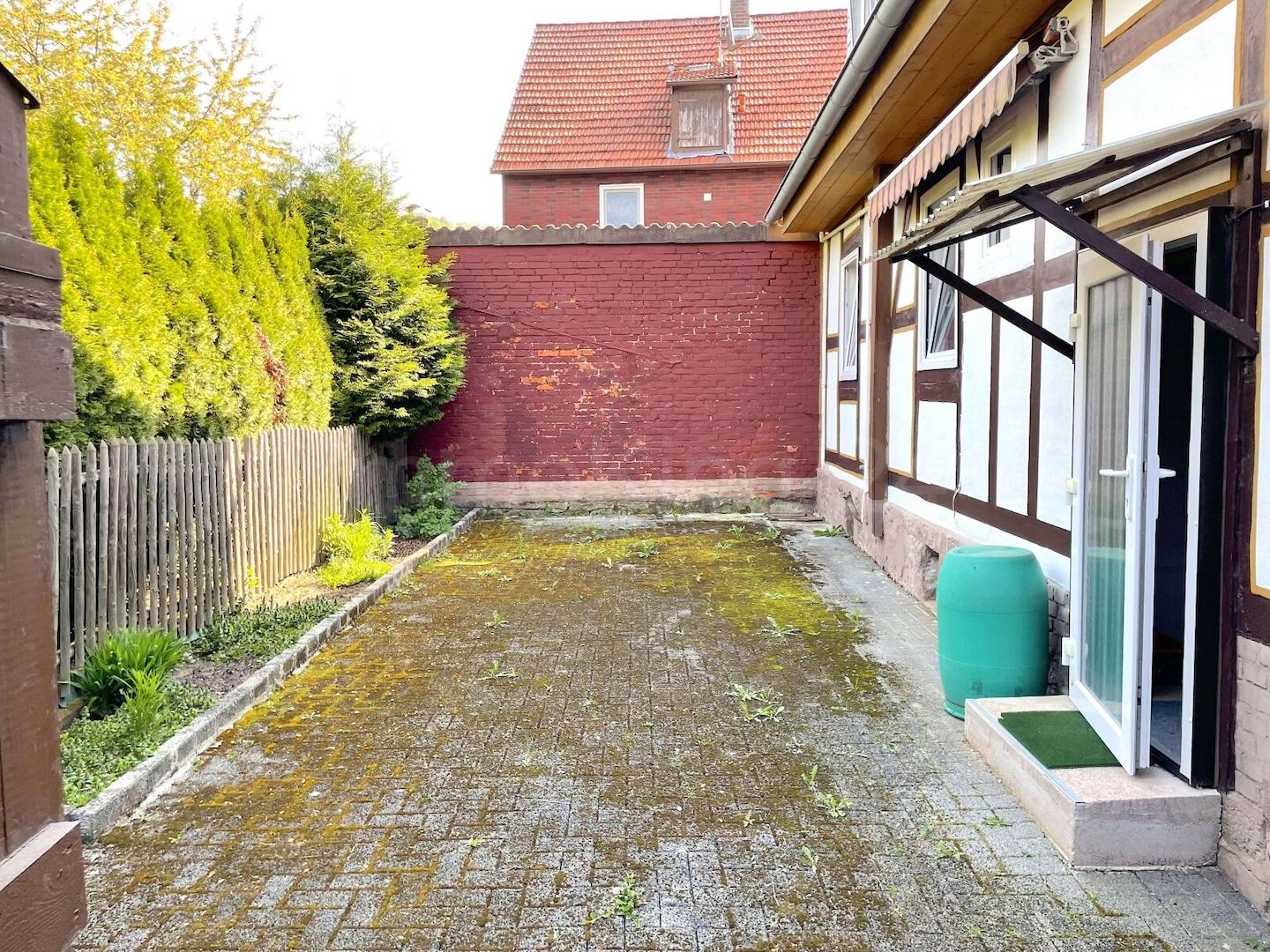 HINTER DEM HAUS