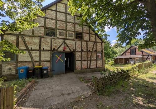 Blick auf Scheune und Wohnhaus