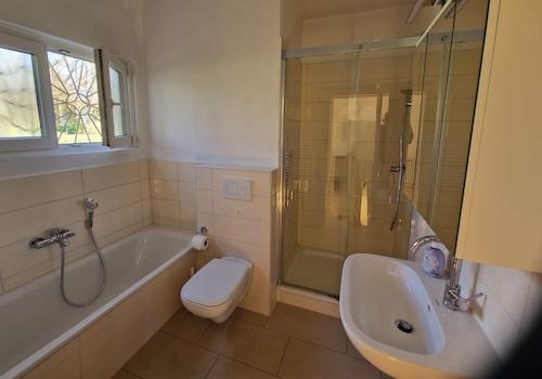 Bad mit Wanne und Dusche