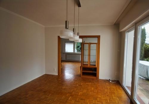 Essbereich mit Blick zum Wohnzimmer