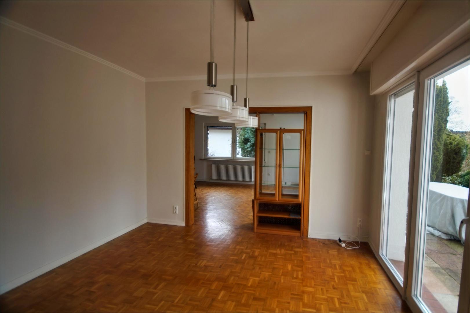 Essbereich mit Blick zum Wohnzimmer