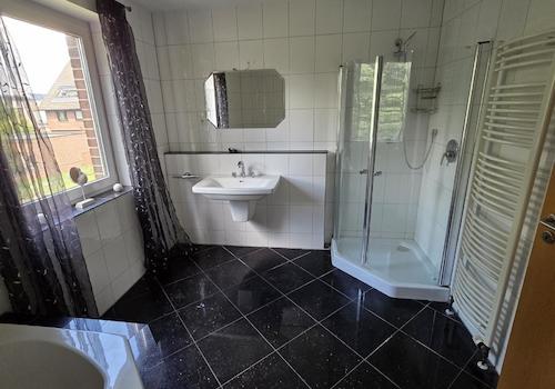 Hauptbad mit Dusche und...