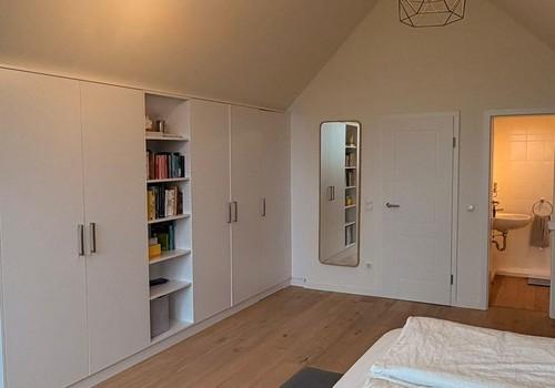 Zimmer oben und Bad