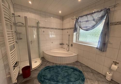 Eckbadewanne und Dusche