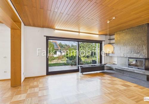 Wohnzimmer mit Zugang Terrasse+Garten