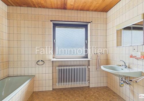 TL-Bad mit Badewanne und Dusche Obergeschoss