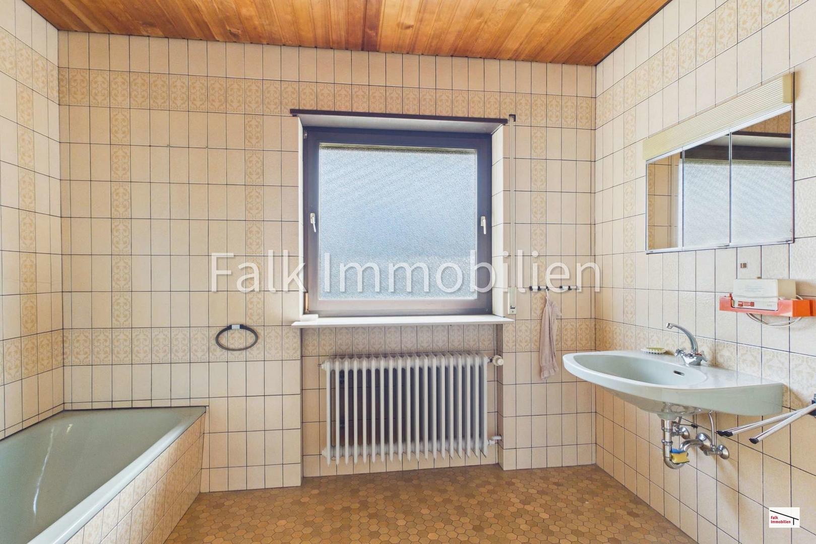 TL-Bad mit Badewanne und Dusche Obergeschoss
