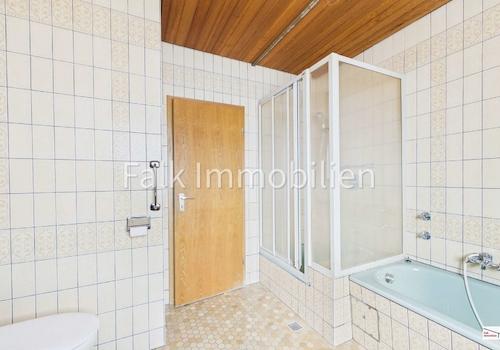 TL-Bad mit Badewanne und Dusche Obergeschoss